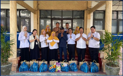 SMAN 5 Palangka Raya Berbagi Sembako untuk GTT/PTT